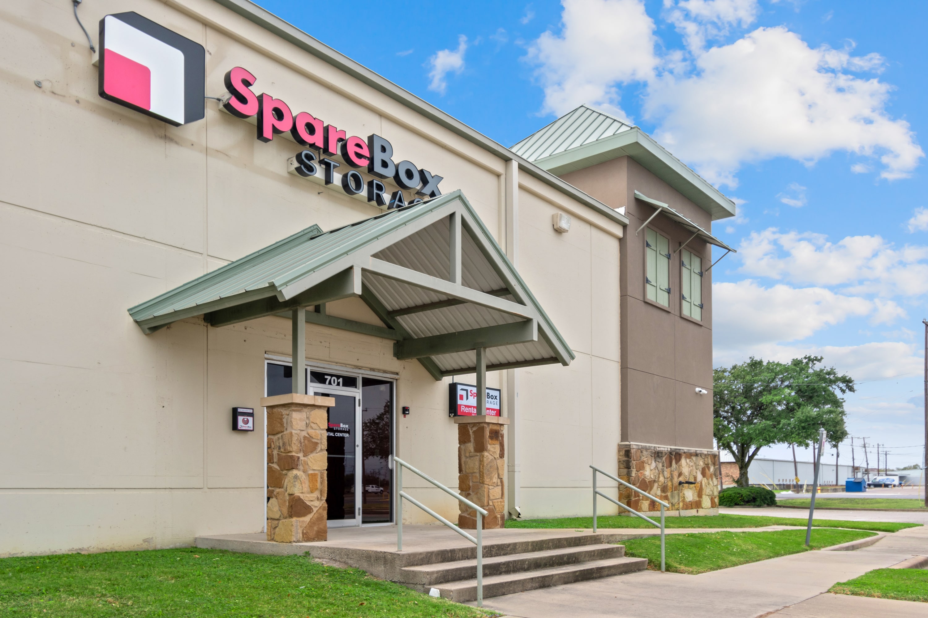 Meet all of your self storage needs in Woodway, TX at our West Loop 340 location | SpareBox Storage